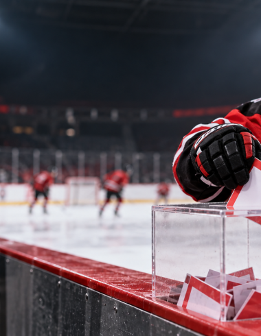 Junger Eishockeyspieler legt einen Vereinsschein in die Sammelbox