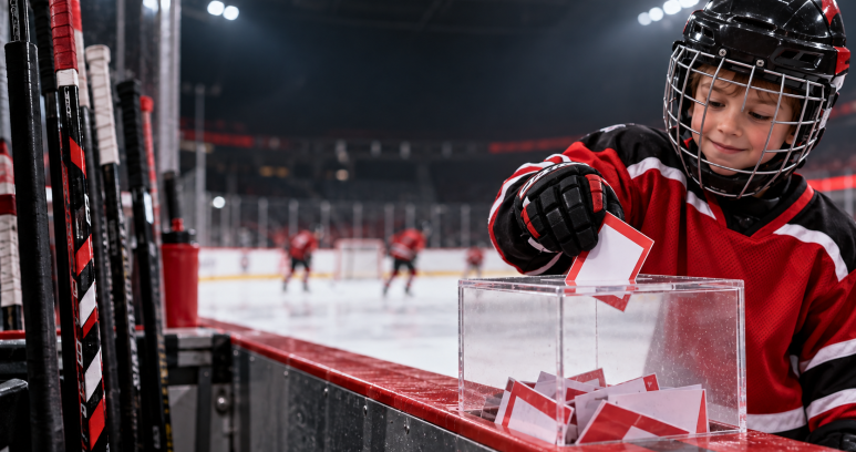 Junger Eishockeyspieler legt einen Vereinsschein in die Sammelbox