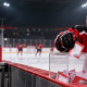 Junger Eishockeyspieler legt einen Vereinsschein in die Sammelbox